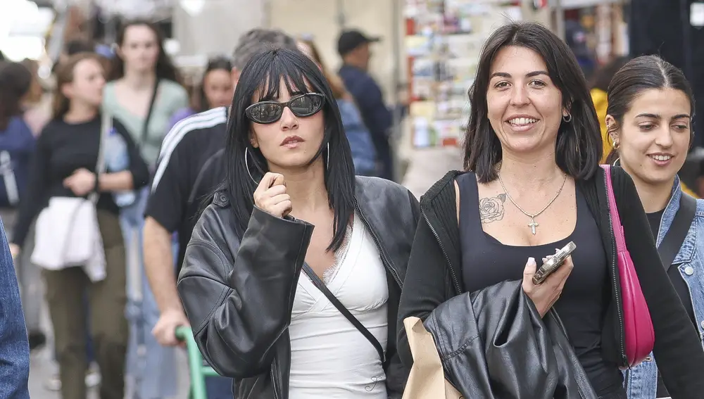 Aitana en El Rastro de Madrid antes de su cita con Sebastián Yatra