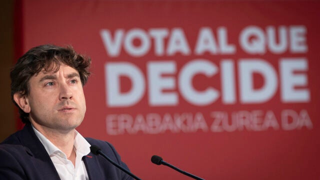 Acto electoral del candidato del PSE-EE a lehendakari, Eneko Andueza, con la presidenta de Navarra, María Chivite y el presidente de Nueva Aquitania, Alain Rousset