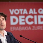 Acto electoral del candidato del PSE-EE a lehendakari, Eneko Andueza, con la presidenta de Navarra, María Chivite y el presidente de Nueva Aquitania, Alain Rousset
