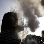Una chica fuma tabaco en un vapeador en una terraza de Madrid.© Jesús G. Feria.