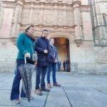 El catedrático y candidato a rector de la USAL Juan Manuel Corchado (c) a las puertas de la institución académica, acompañado por lor profesores Berta Gutiérrez (i) y Federico Bueno de Mata