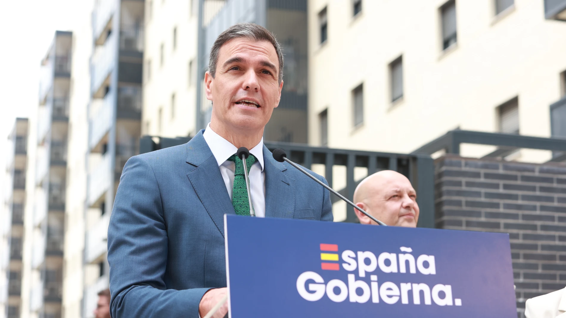 El presidente del Gobierno, Pedro Sánchez, interviene tras la visita a la promoción de viviendas sociales Intercivitas II. A 8 de abril de 2024, en Dos Hermanas, Sevilla (Andalucía, España). El presidente del Gobierno, Pedro Sánchez, acompañado por la ministra de Vivienda y Agenda Urbana, Isabel Rodríguez, y el delegado del Gobierno en Andalucía, Pedro Fernández Peñalver, ha visitado la promoción de viviendas sociales Intercivitas II en Dos Hermanas.08 ABRIL 2024Rocío Ruz / Europa Press...