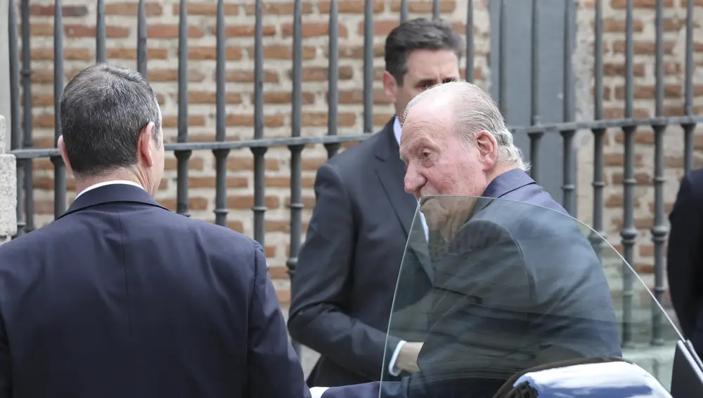 Don Juan Carlos acude al funeral de Fernando Gómez-Acebo en Madrid