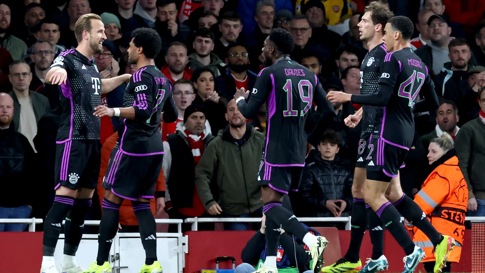 Harry Kane marcó de penalti en el Emirates Stadium