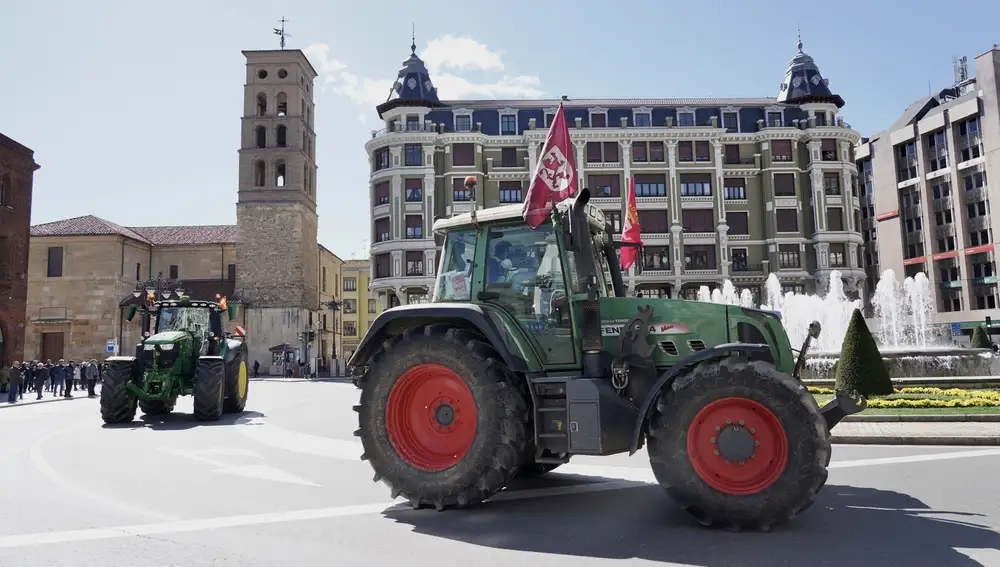Tractorada por las calles del centro de León con banderas leonesistas