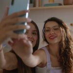 Dos jóvenes haciéndose un 'selfi'