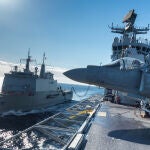 Un Harrier sobre la cubierta del LHD Juan Carlos I junto a otro buque de la Armada 