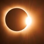 Un hombre muestra sus testículos en directo durante la transmisión del eclipse solar en México