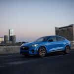 Economía/Motor.- La jefa de ingeniería de Mustang afirma en una carta que el Mach-E es "más rápido" que Tesla Model Y