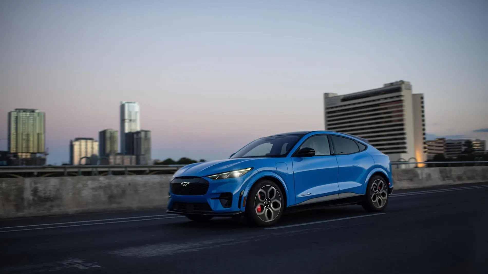 Economía/Motor.- La jefa de ingeniería de Mustang afirma en una carta que el Mach-E es "más rápido" que Tesla Model Y