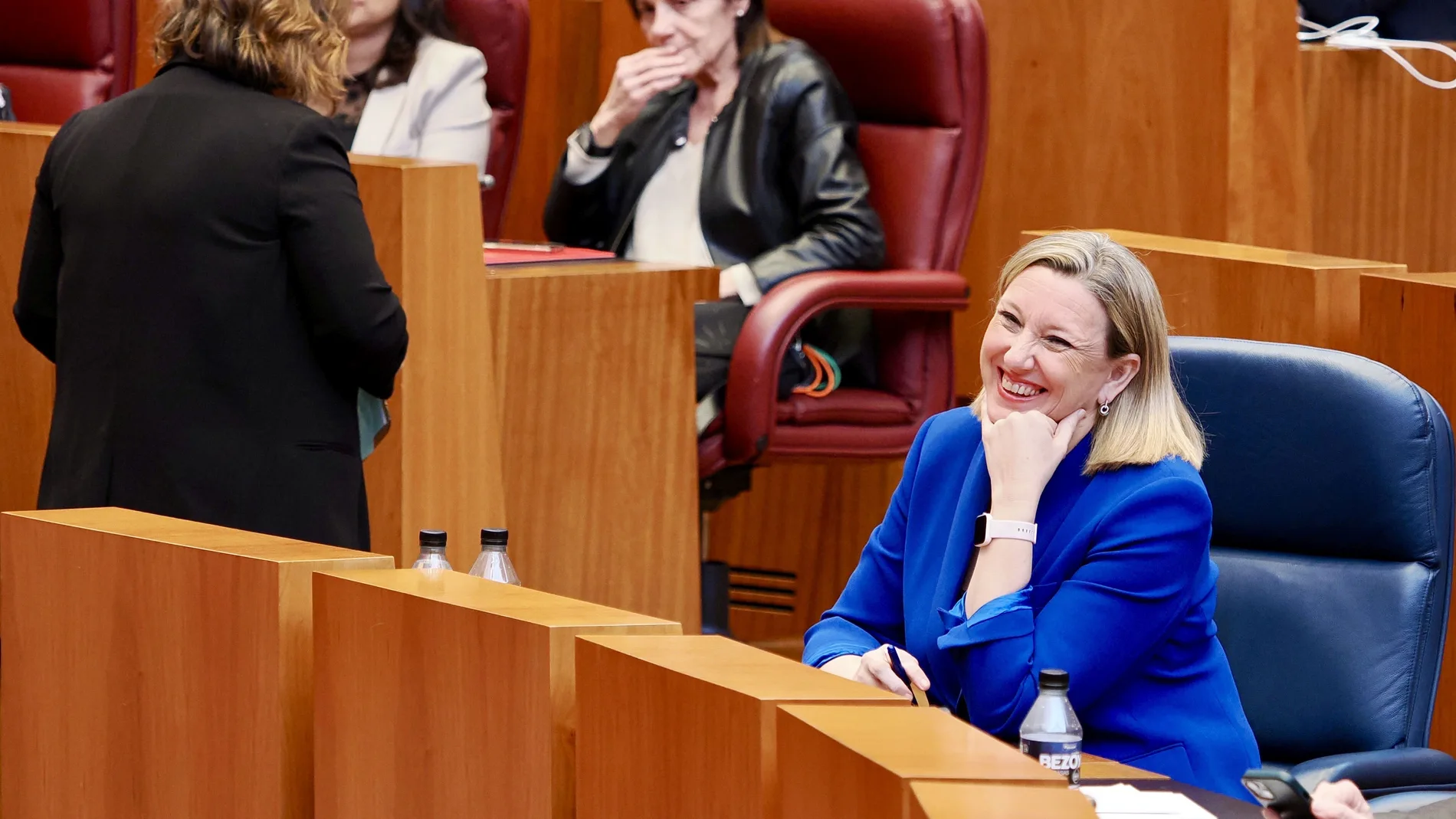 La consejera de Familia e Igualdad de Oportunidades, Isabel Blanco, sonríe durante la sesión plenaria tras aprobarse la normativa