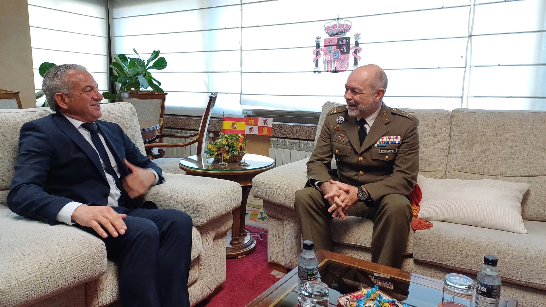 El delegado del Gobierno, Nicanor Sen, se reúne con el general de División Juan Carlos González Díez,
