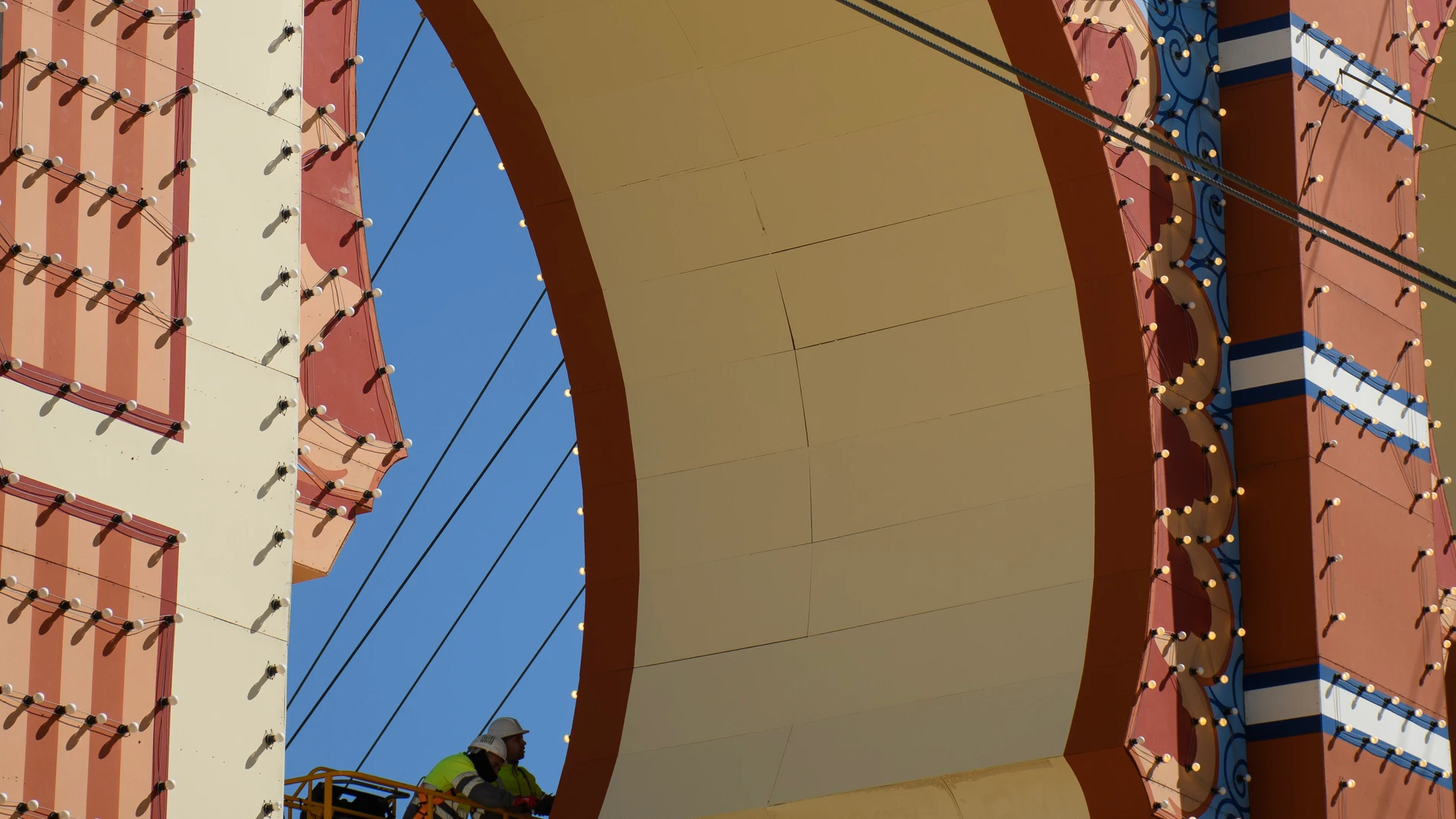 SEVILLA, 10/04/2024.- La construcción e instalación de la portada de la feria de Sevilla es como un puzle gigante de entre 3.000 y 4.000 piezas, en función del diseño que cambia cada año, y supone una obra de ingeniería y a la vez artesanía única en España por su carácter efímero y sus dimensiones, con una altura de 45 metros, equivalente a un edificio de quince plantas, y un grosor de siete metros. EFE/ Raúl Caro