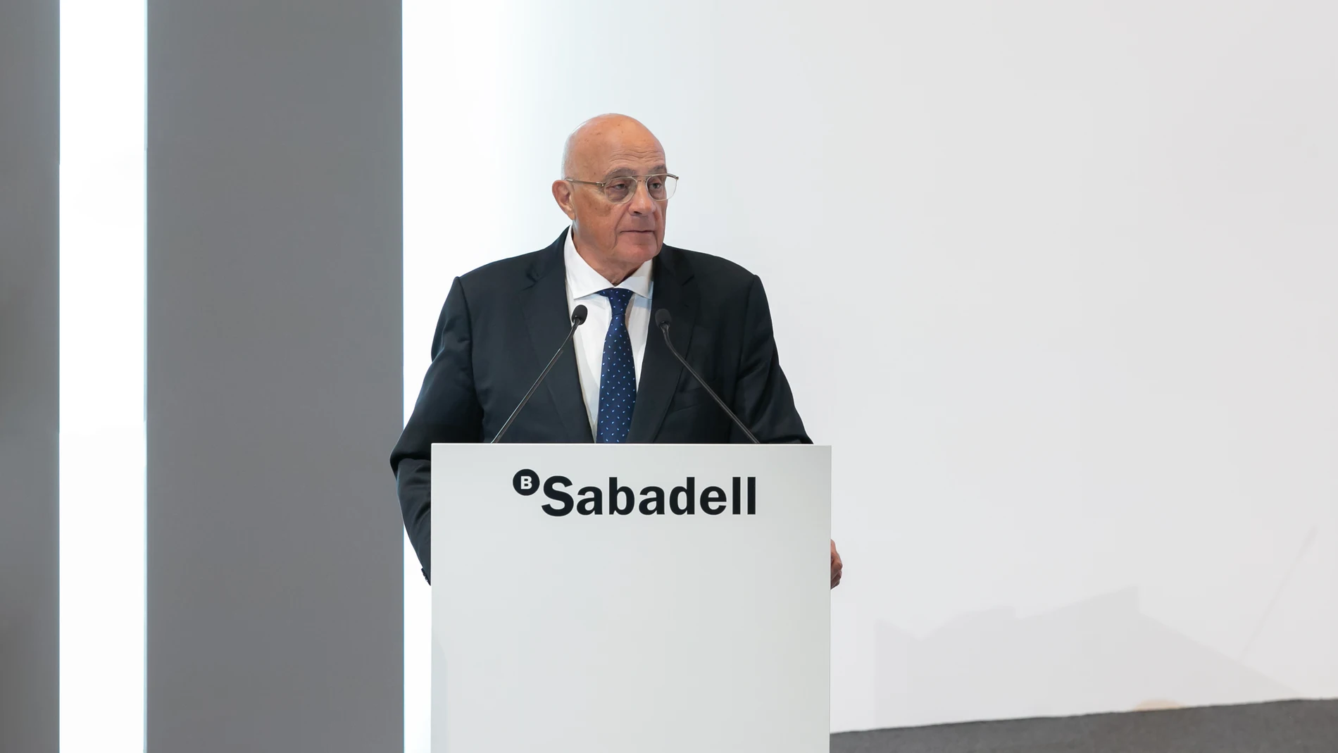 El presidente del Banco Sabadell, Josep Oliu, durante la Junta de accionistas 2024