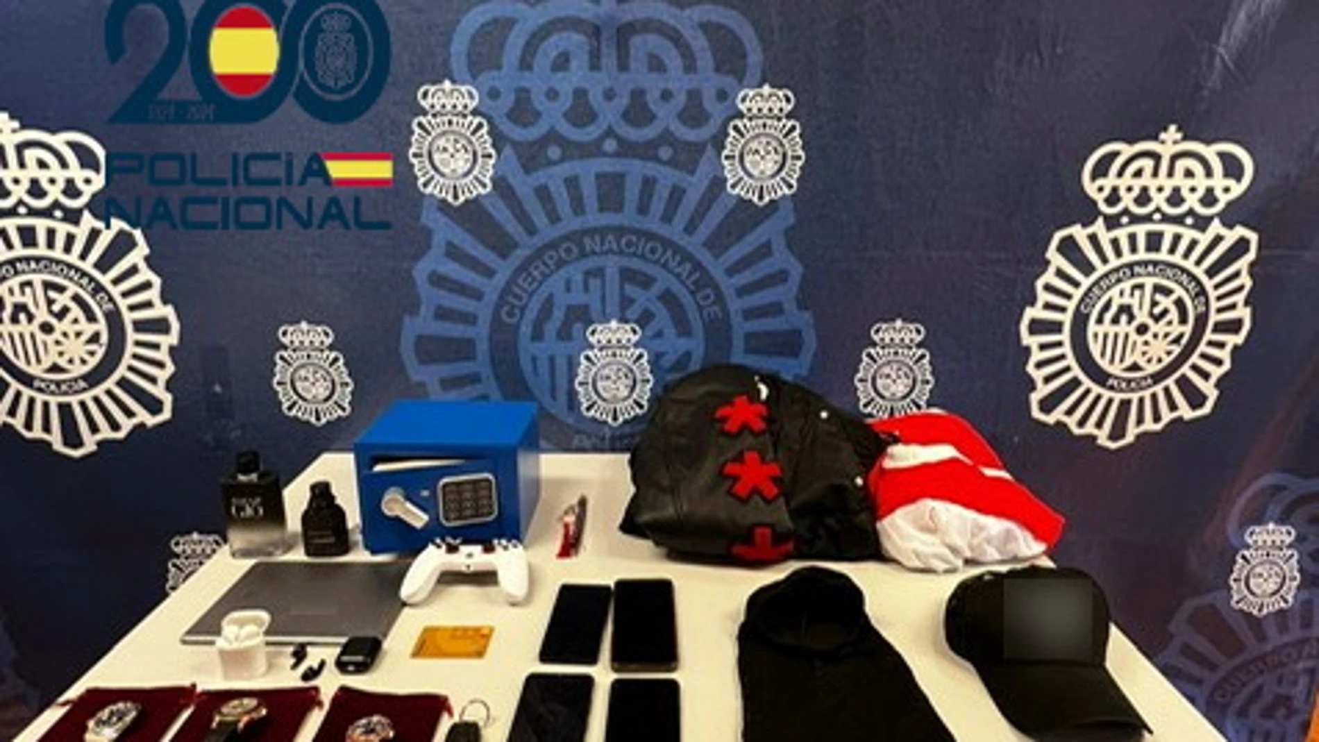 La Policía Nacional detiene en Elche a dos individuos que portaban una caja fuerte recién sustraída en un domicilio de Catral