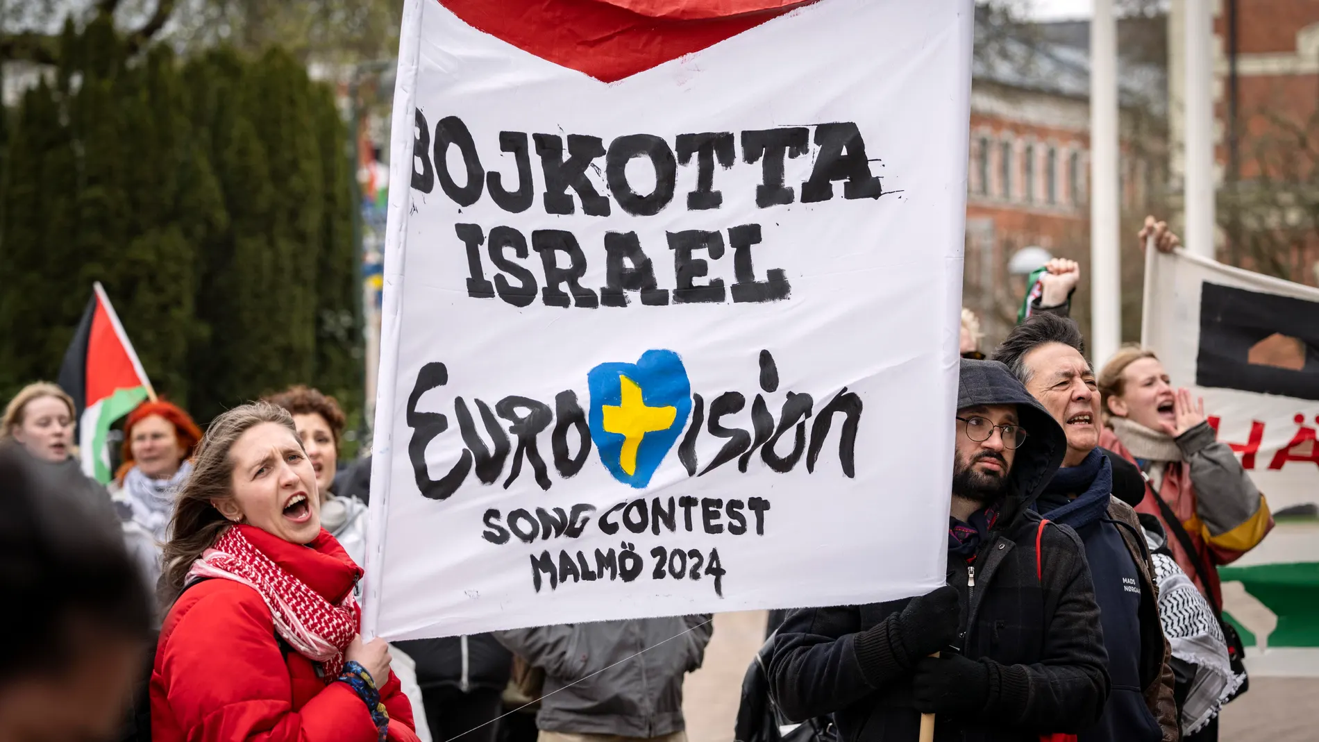 Malmö (Sweden), 10/04/2024.- People participate in a demonstration outside the City Hall in Malmo, Sweden, 10 April 2024, in connection with the municipal board's consideration of a citizens' proposal to stop Israel's participation in the upcoming Eurovision Song Contest (ESC) in May due to the ongoing Israel-Hamas conflict in Gaza. Behind the demonstration is the citizens' initiative 'No Eurovision in Malmo with Israel's participation.' (Protestas, Suecia) EFE/EPA/Johan Nilsson/TT SWEDEN OUT