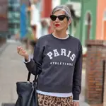 Carmen Gimeno con falda de leopardo.