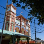 La construcción e instalación de la portada de la feria de Sevilla es como un puzle gigante de entre 3.000 y 4.000 piezas, en función del diseño que cambia cada año, y supone una obra de ingeniería y a la vez artesanía única en España por su carácter efímero y sus dimensiones, con una altura de 45 metros, equivalente a un edificio de quince plantas, y un grosor de siete metros. EFE/ Raúl Caro
