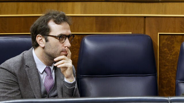 El ministro de Economía, Carlos Cuerpo, tras la comparecencia del presidente del Gobierno, Pedro Sánchez, éste miércoles en el Congreso.