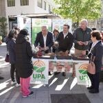 Reparto de fresas por parte de UPA en la Plaza Zorrilla de Valladolid