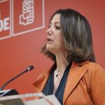 La socialista Lara Méndez en su comparecencia ante los medios. 