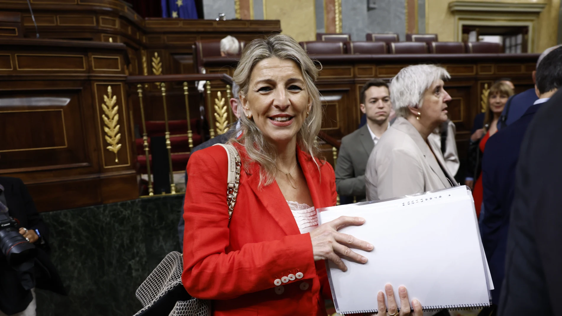 Yolanda Díaz con blazer roja en el congreso.