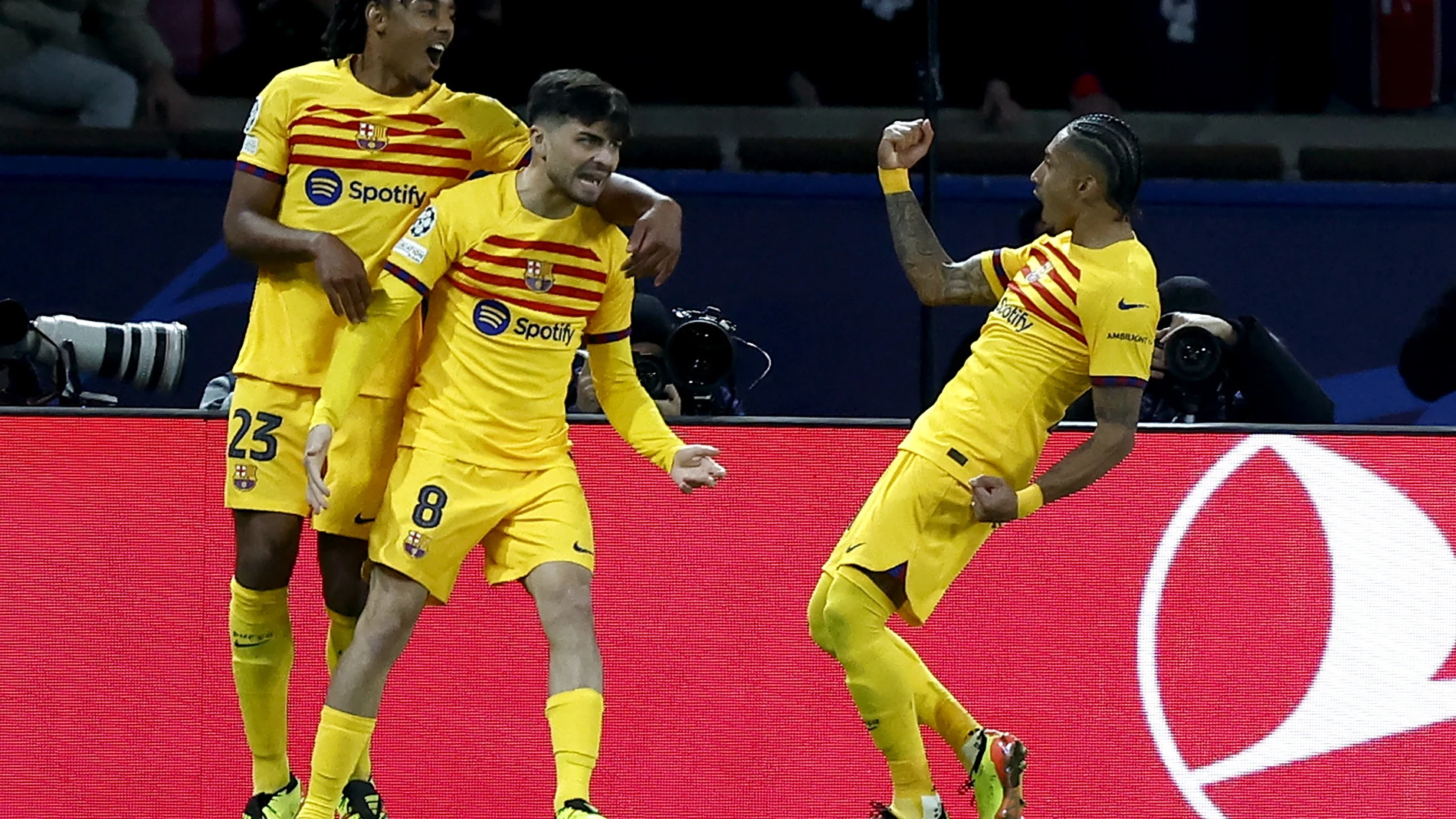 Paris (France), 10/04/2024.- Raphinha (R) of Barcelona celebrates with teammates Jules Kounde (L) and Pedri after scoring his second goal during the UEFA Champions League quarter-finals, 1st leg soccer match between Paris Saint-Germain and FC Barcelona, in Paris, France, 10 April 2024. (Liga de Campeones, Francia) EFE/EPA/MOHAMMED BADRA
