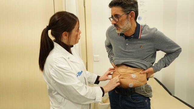 Paciente con el dispositivo para la terapia subcutánea