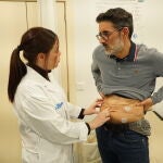 Paciente con el dispositivo para la terapia subcutánea