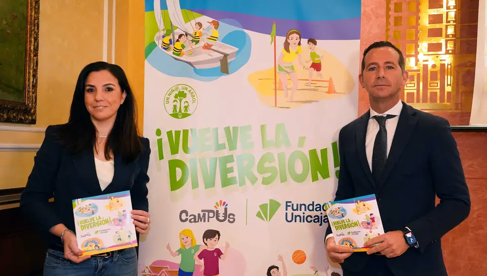 La directora de División de Actividades, Comunicación e Imagen de la Fundación Unicaja, Cristina Rico, y el responsable de Deportes, Tiempo Libre y Medio Ambiente, Manuel Dorado, hoy durante la presentación del Campus de Verano