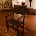 Silla del Diablo en su espacio del Palacio de Fabio Nelli de Valladolid