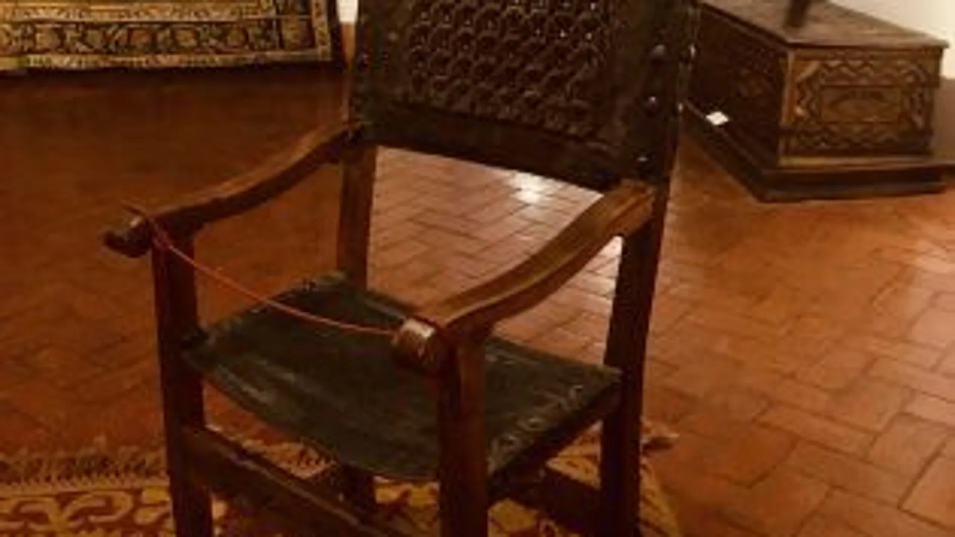Silla del Diablo en su espacio del Palacio de Fabio Nelli de Valladolid