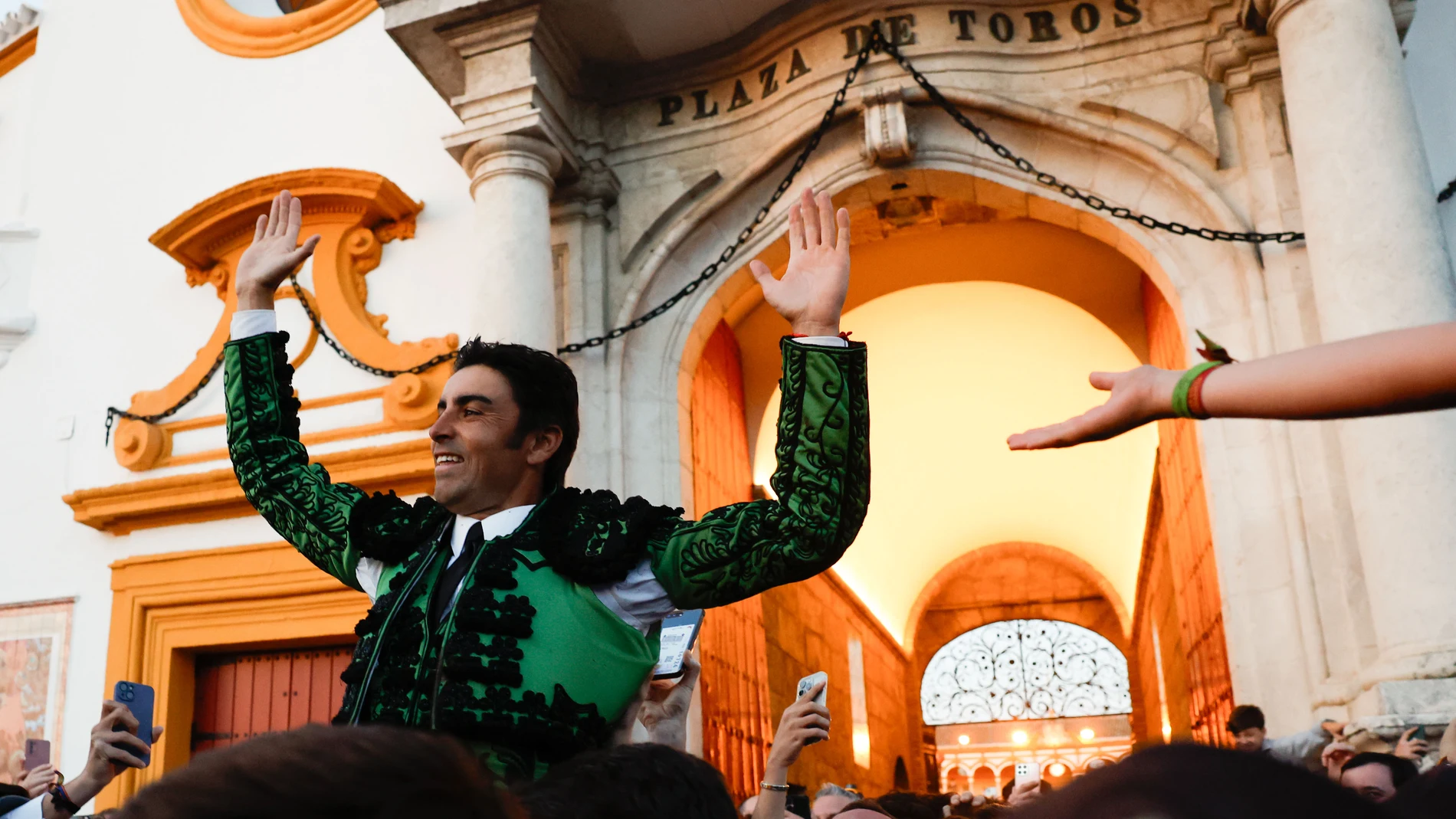 SEVILLA, 10/04/2024.- El diestro Miguel Ángel Perera sale por la puerta grande a la finalización del cuarto festejo de la Feria de Abril, este miércoles en la plaza de toros de la Real Maestranza de Sevilla. EFE/ Julio Muñoz