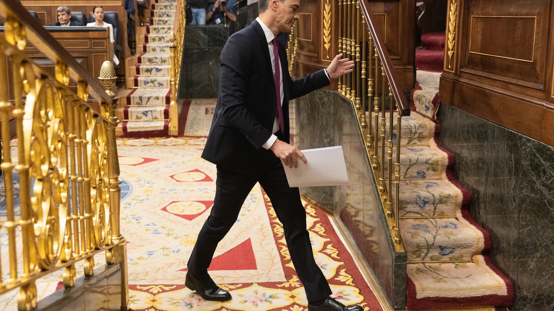El presidente del Gobierno, Pedro Sánchez, llega a intervenir en una sesión plenaria, en el Congreso de los Diputados, a 10 de abril de 2024, en Madrid (España). El presidente del Gobierno comparece ante el Pleno hoy para informar, a petición propia, del Consejo Europeo Ordinario celebrado los días 21 y 22 de marzo y, a petición del Grupo Popular, para dar cuenta de cómo se organizó su reciente viaje oficial a Marruecos, y sobre los asuntos abordados, especialmente, aquellos pendientes tras l...