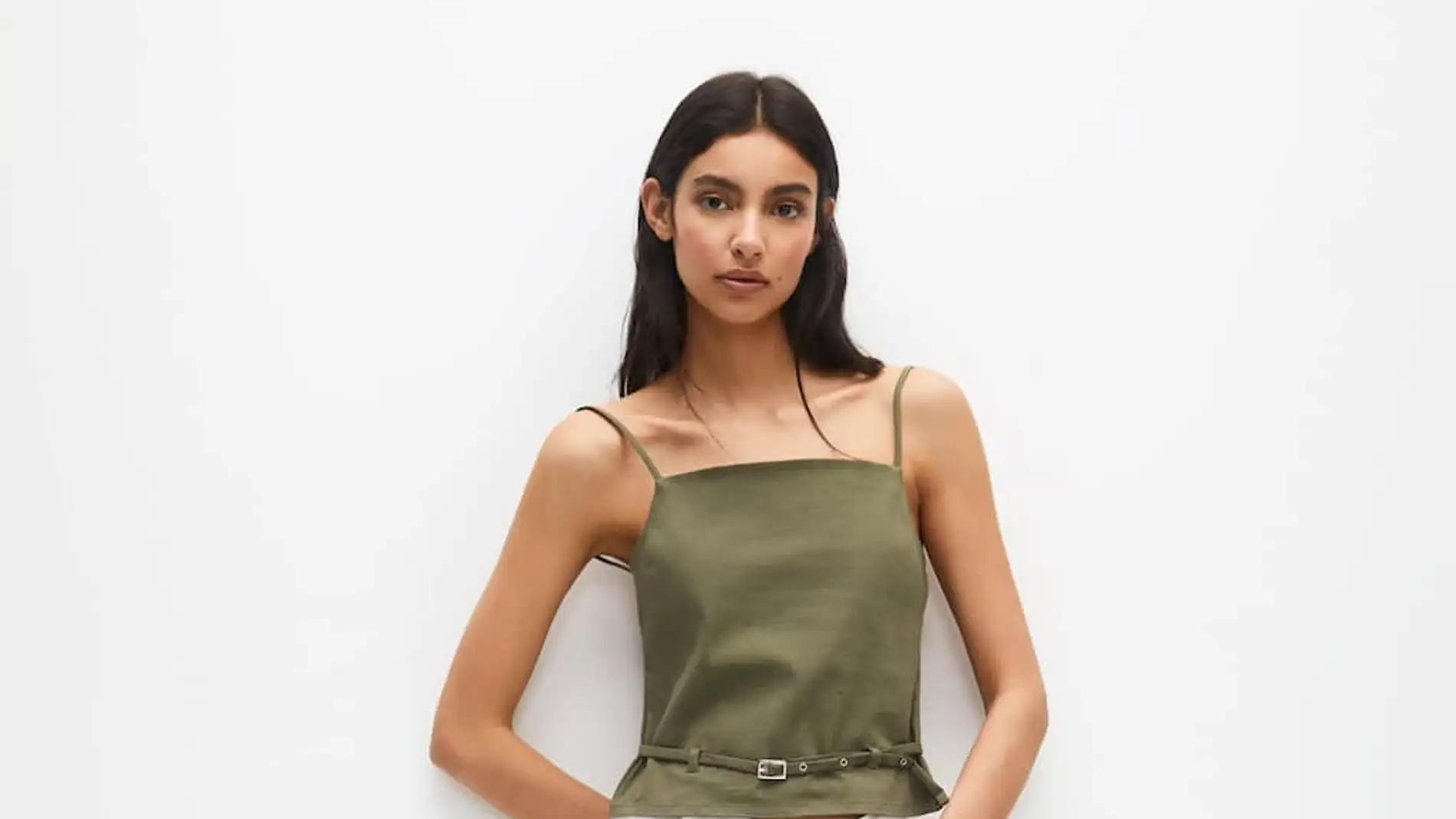 Los pantalones básicos que hacen efecto piernas más largas