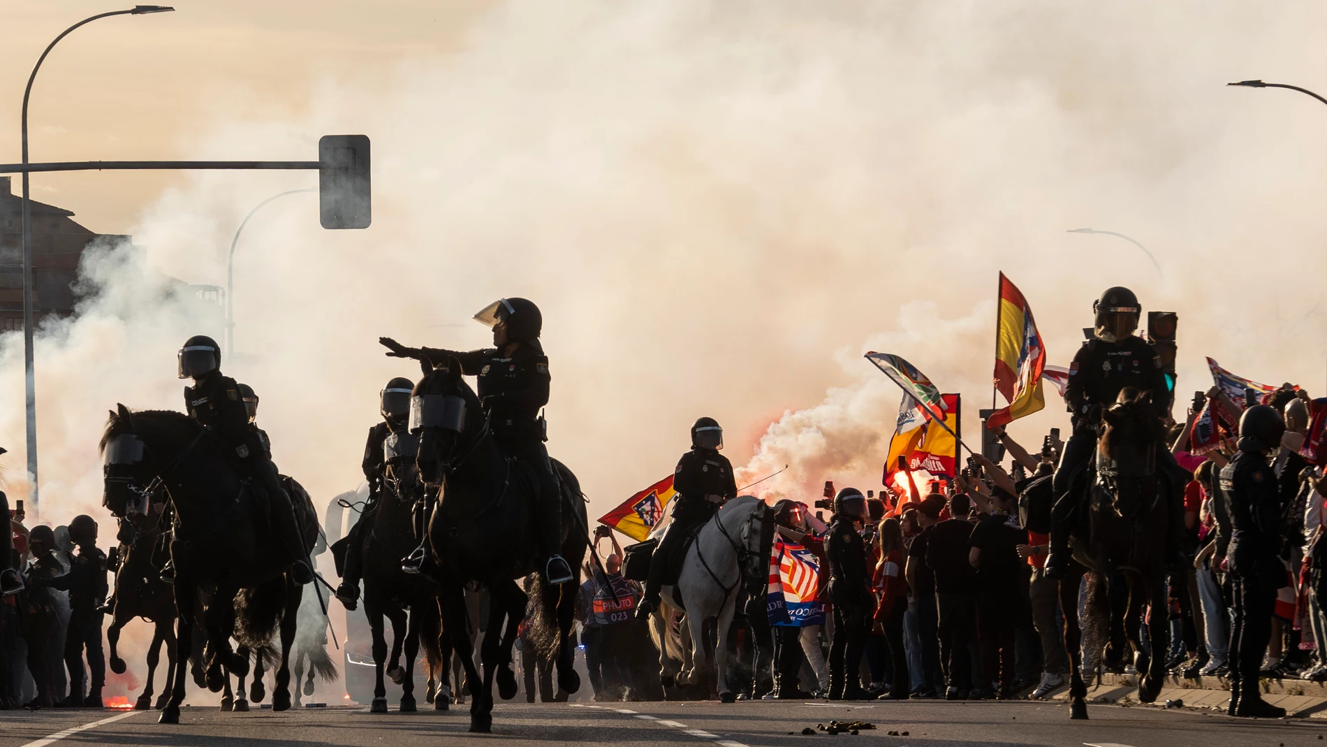 La Unidad de Caballeria de la Policia Nacional en la previa del partido del Atletico - Borussia Dortmund