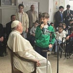 El papa se reúne con 200 niños en una parroquia de la periferia romana