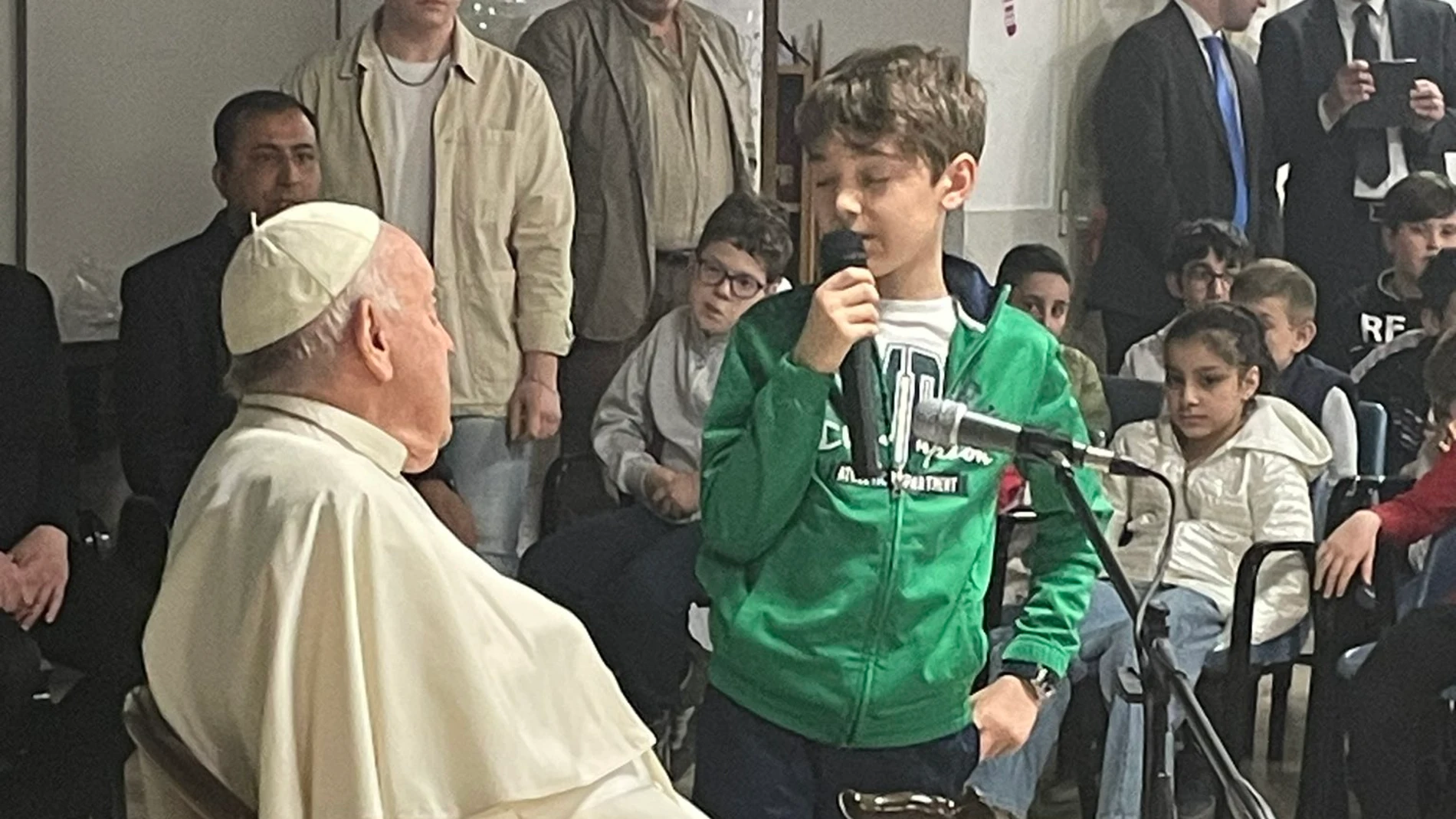 ROMA (ITALIA), 11/04/2024.- El papa Francisco volvió a salir este jueves de los muros vaticanos y visitó por sorpresa una parroquia de la periferia de Roma para reunirse con unos doscientos niños que acuden a clases de catecismo. EFE/ Salvatore Cernuzio / Vatican News SÓLO USO EDITORIAL / SÓLO DISPONIBLE PARA ILUSTRAR LA NOTICIA QUE ACOMPAÑA (CRÉDITO OBLIGATORIO)