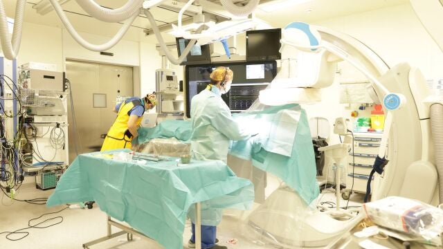 Un paciente es intervenido para la implantación de un marcapasos