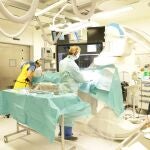 Un paciente es intervenido para la implantación de un marcapasos