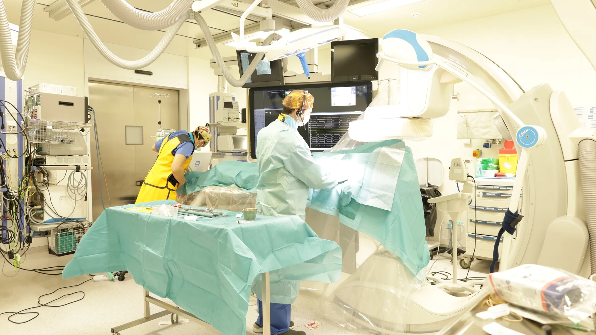 Un paciente es intervenido para la implantación de un marcapasos