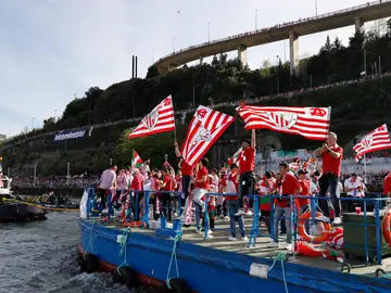 Bilbao y la Ría se abarrotan ansiosos de ver la gabarra BILBAO, 11/04/2024.- La ciudad de Bilbao y el resto de pueblos de las orillas del Nervión están ya abarrotados de gente que ven a los jugadores en la mítica gabarra 'Athletic' que surca este jueves, las aguas de la principal arteria fluvial vizcaína, que ofreció imágenes icónicas en las celebraciones de 1983 y 1984. EFE/ Luis Tejido