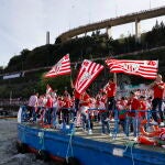 Bilbao y la Ría se abarrotan ansiosos de ver la gabarra