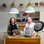 Belén García, de 64 años (izquierda), y María Paz García, de 71 (derecha), posan en La Nueva Parisien, negocio centenario de complementos que dirigen y que es de la familia desde 1897.© Jesús G. Feria.