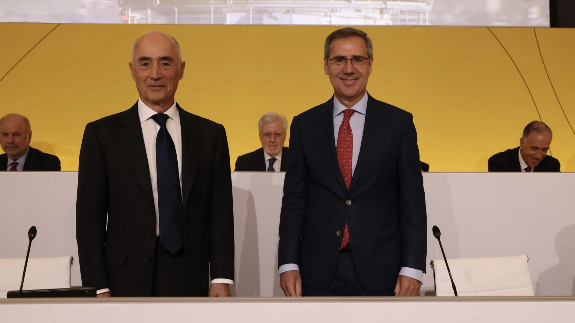 El presidente de Ferrovial, Rafael del Pino, y el consejero delegado, Ignacio Madridejos, durante la Junta General de Accionistas.