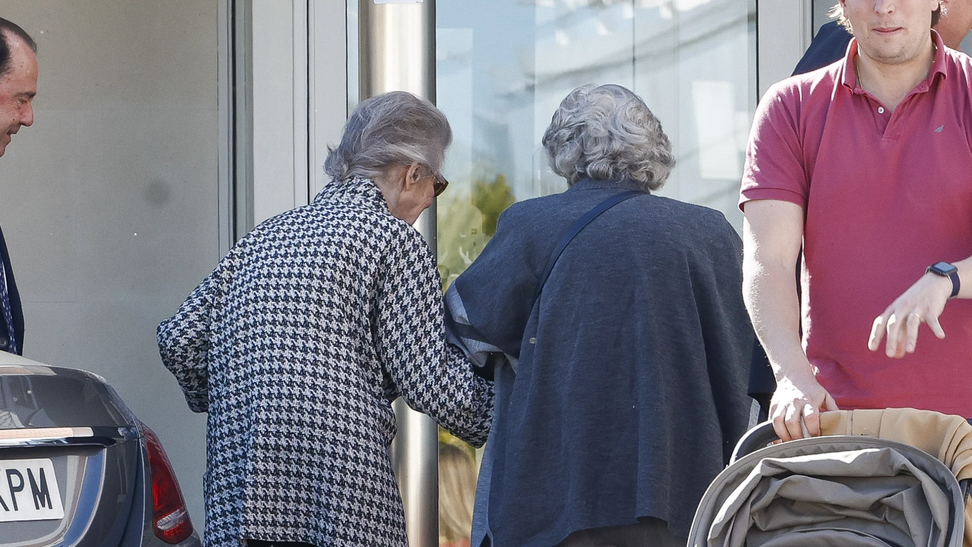 Irene de Grecia visita a la Reina Sofía en el hospital