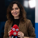 Ayuso visita las instalaciones de la multinacional ATOS
