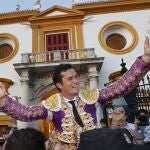 SEVILLA, 12/04/2024.- El diestro Daniel Luque sale a hombros a la finalización del festejo taurino celebrado este viernes en la Real Maestranza de Sevilla, con toros de Núñez del Cubillo. 