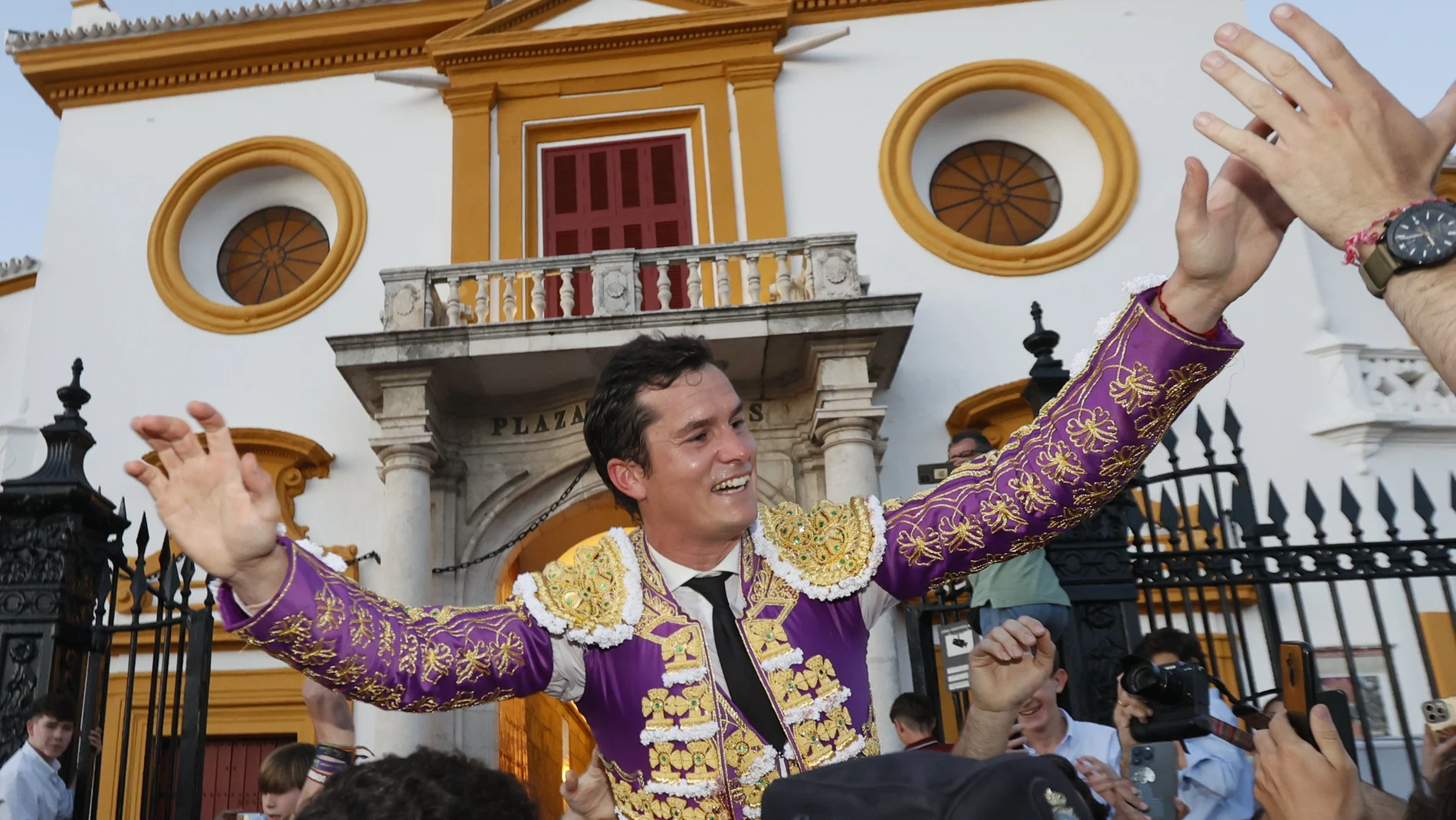 SEVILLA, 12/04/2024.- El diestro Daniel Luque sale a hombros a la finalización del festejo taurino celebrado este viernes en la Real Maestranza de Sevilla, con toros de Núñez del Cubillo.