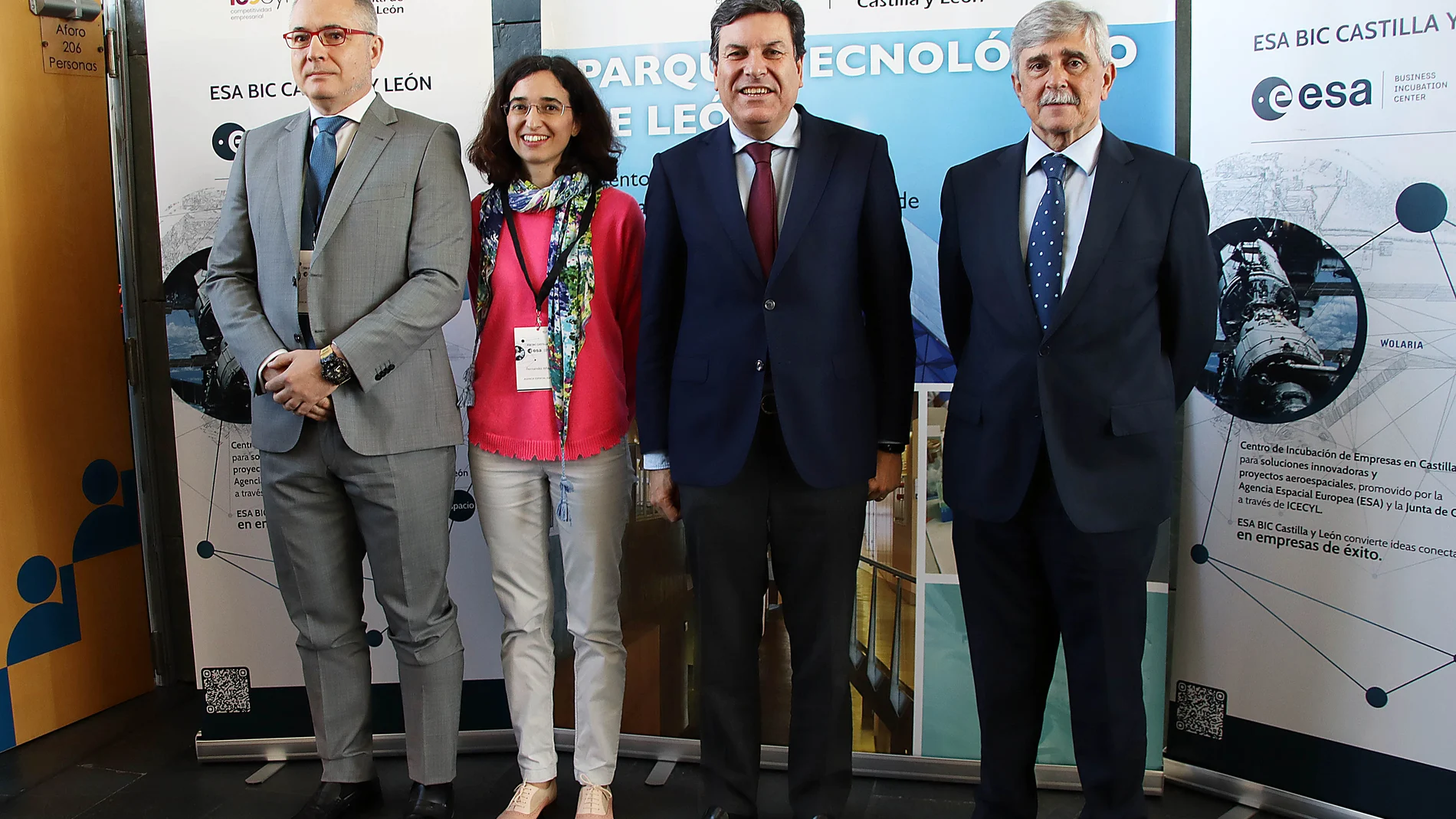 Peio García / ICAL . El consejero de Economía y Hacienda y portavoz, Carlos Fernández Carriedo, con el rector de la ULE, Juan Francisco García Marín, el director de Programas e Industria de la ESA, Juan Carlos Cortés y Nuria Hernández, técnico de Transferencia de Tecnología de la Agencia Espacial Europea (ESA)